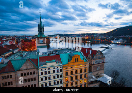 Blick auf die Dächer, Moldau und Brücken in Prag. Stare Misto. Stockfoto
