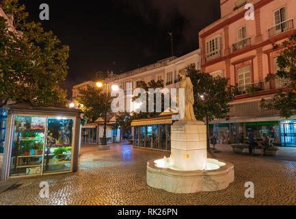 Memorial Statue in der Fußgängerzone Gassen in der Altstadt, Cádiz, Andalusien, Spanien Stockfoto