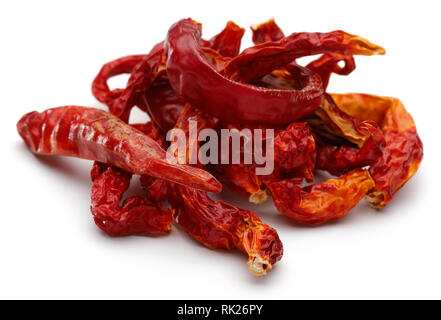 Haufen trockene rote Paprika auf weißem Hintergrund Stockfoto