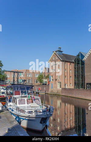 Motorboot im zentralen Kanal Coevorden, Niederlande Stockfoto