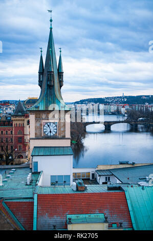 Blick auf die Dächer, Moldau und Brücken in Prag. Stare Misto. Stockfoto