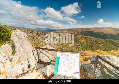 Mirador und Wandern Namensschild in der Sierra de Grazalema National Park, umgeben von Bergen, Serrania de Ronda, Provinz Malaga, Andalusien, Spanien Stockfoto