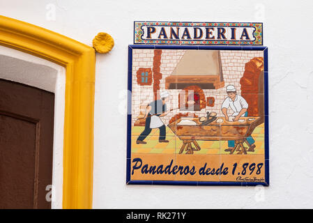 Keramische Fliesen Plakette auf Wände einer traditionellen Bäckerei, Montejaque, Serrania de Ronda, Provinz Malaga, Andalusien, Spanien Stockfoto