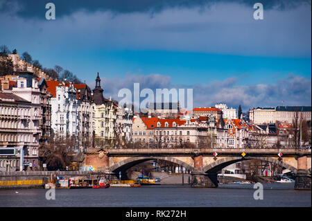 Prag, Tschechische Republik - 12. März 2018: Blick auf die Moldau, Brücke und Mala Strana in Prag. Stockfoto