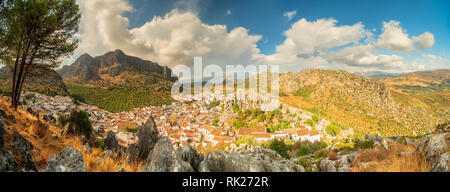 Panorama der Weißen Stadt (Pueblos Blancos) von Montejaque und die umliegende Bergkette Serranía de Ronda, Provinz Malaga, Andalusien, Spanien Stockfoto