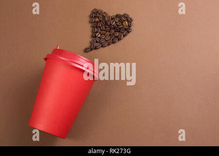 Top Papier anzeigen Coffee to go Becher und Herz aus Kaffeebohnen hergestellt, kopieren Sie Raum, braunen Hintergrund Stockfoto
