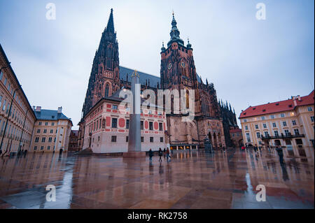 Prag, Tschechische Republik - 12. März 2018: Die berühmten Veitsdom Prag, Tschechische Republik regnerischen Tag Stockfoto