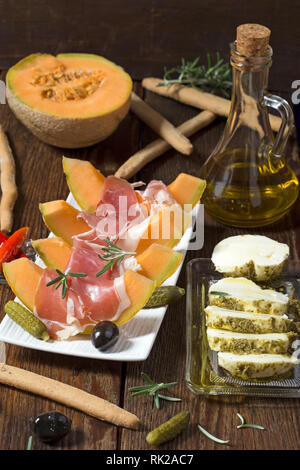 Prosciutto mit Melone, Mozzarella und Gurken Stockfoto