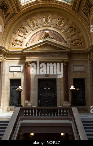 MADISON, WISCONSIN - 10. Mai 2014: Die zweite Etage Eingang des State Supreme Court in Madison, WI am 10. Mai 2014. Stockfoto