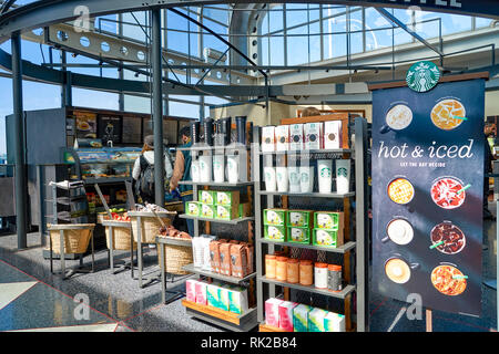 CHICAGO, IL - ca. April 2016: Starbucks Cafe am Flughafen O'Hare. Starbucks Corporation ist eine US-amerikanische Firma global Kaffee und Kaffeehaus Kette ba Stockfoto