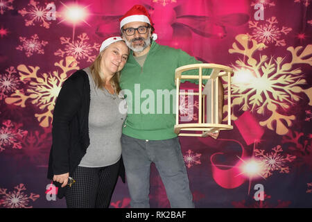 Lächelnd reifer Mann und Frau in Santa Hut Stockfoto