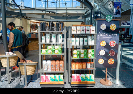 CHICAGO, IL - ca. April 2016: Starbucks Cafe am Flughafen O'Hare. Starbucks Corporation ist eine US-amerikanische Firma global Kaffee und Kaffeehaus Kette ba Stockfoto