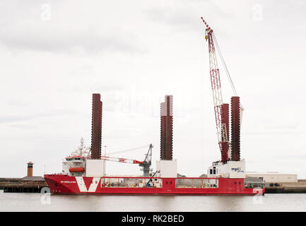 Windenergieanlage installation Gefäß (WTIV) MPI Resolution angedockt innerhalb des Hafens von Sunderland North East England Großbritannien Stockfoto