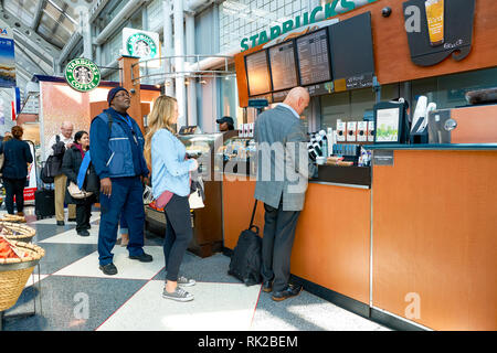 CHICAGO, IL - ca. April 2016: Starbucks Cafe am Flughafen O'Hare. Starbucks Corporation ist eine US-amerikanische Firma global Kaffee und Kaffeehaus Kette ba Stockfoto