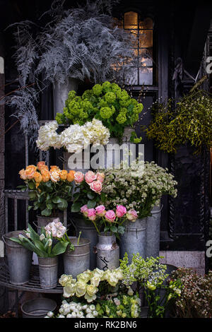 Bunte Vielfalt von Blumen auf dem Markt in London verkauft. Stockfoto