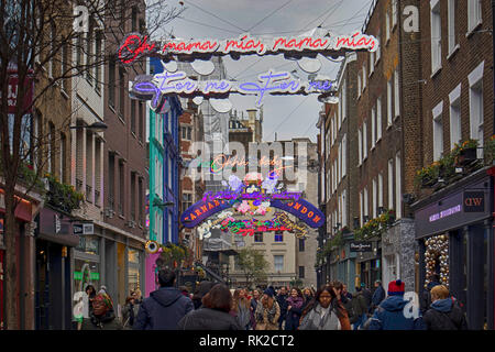 LONDON, Großbritannien - 22 Dezember, 2018 Weihnachtsbeleuchtung auf Carnaby Street, London UK. Dieses Jahr Carnaby Weihnachten Leuchten mit schillernden Königin inspirierte Bohem Stockfoto