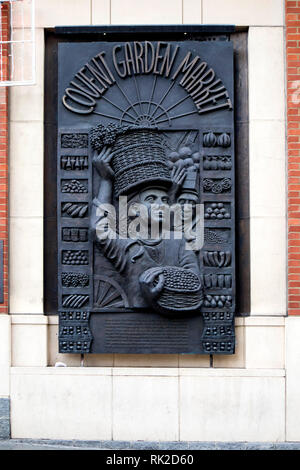 LONDON, Großbritannien - 22 Dezember, 2019 Covent Garden, Plakette Darstellung traditioneller Markt Aktivität Stockfoto