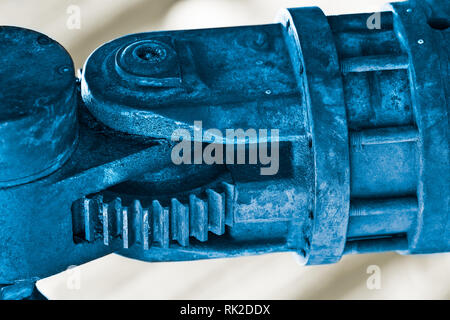 Hydrauliksystem Detail mit einem Zahnrad Segment. Metall Teil eines Gebäudes Maschinenarm Mechanismus in Blau auf weißem Hintergrund. Motor gemeinsamen Close-up. Stockfoto