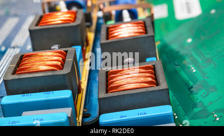 Close-up von Kupfer Spulen und Leiterplatten für Notebook Mainboards. Bunten Hintergrund von Elektronik- und Computerteilen. Industrie, Ökologie, e-Müll. Stockfoto