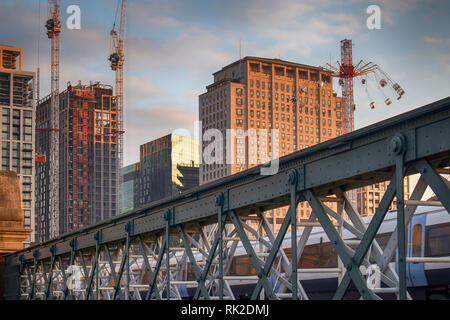 LONDON, Großbritannien - 22 Dezember, 2018 Blick von der Brücke in der Nähe des Damm auf dem Karussell Stockfoto