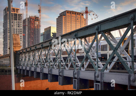 LONDON, Großbritannien - 22 Dezember, 2018 Blick von der Brücke in der Nähe des Damm auf dem Karussell Stockfoto