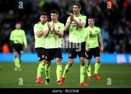 Von Sheffield United CHRIS Basham begrüßt die Fans nach den Himmel Wette WM-Match in der Villa Park, Birmingham. Stockfoto