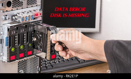 Server hot-swap-fähigen Festplatten und der menschlichen Hand. Rote Meldungen Daten Fehler und Festplatte fehlt auf einen schwarzen Desktop. Technischen Support. Sicherheit und Schutz. Stockfoto