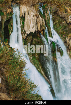 Vertikale Foto der schönen Unteren Duden Wasserfall in Antalya, Türkei, Mittelmeer. Vertikale Farbfotografie. Stockfoto