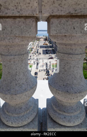 MADISON, WISCONSIN - 10. Mai 2014: Blick durch eine Dachreling zu einer Gruppe von Motorrädern, die in der Hauptstadt Gebäude gegenüber für Motorrad geparkt Stockfoto