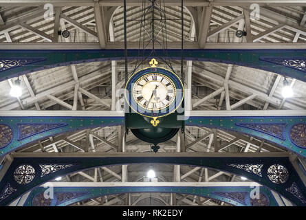 Detaillierte Ansicht der bunten wrought Schmiedearbeiten und Uhr in Smithfield Fleisch und Geflügel in der Stadt London, UK. Stockfoto