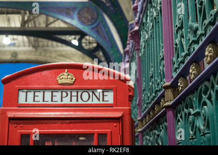 Detaillierte Ansicht der bunten wrought Schmiedearbeiten und iconic Red Letter Box bei Smithfield Fleisch und Geflügel in der Stadt London, UK. Stockfoto