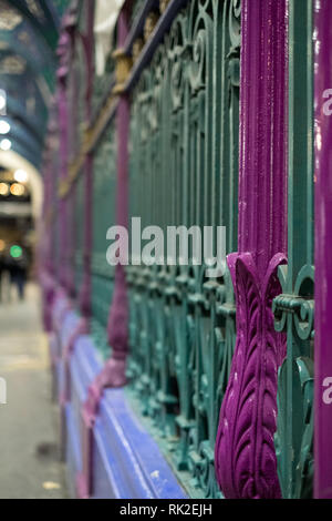 Detaillierte Ansicht der bunten Schmiedeeisen Schmiedekunst in Smithfield Fleisch und Geflügel in der Stadt London, UK. Stockfoto