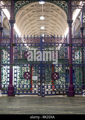 Blick auf die bunten wrought schmiedeeisernen Tor in Smithfield Fleisch und Geflügel in der Londoner City. Stockfoto