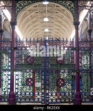 Blick auf die bunten wrought schmiedeeisernen Tor in Smithfield Fleisch und Geflügel in der Londoner City. Stockfoto