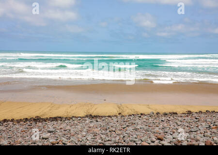 Dramatische Wolken und rauer See auf Atlantik Küste von Caleta de Famara, Lanzarote, Spanien Stockfoto