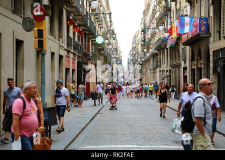 BARCELONA, SPANIEN - 13. Juli 2018: Die Touristen flanieren durch die berühmten Carrer de Ferran in Barcelona. Es ist eines der geschäftigsten Fußgängerzonen in Barcelona. Stockfoto