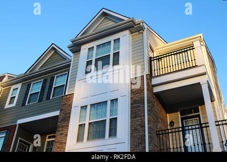 Modernes Stadthaus Fassaden in der sonnigen Tag, niedrige Kamera Blickwinkel betrachten. Virginia, USA Stockfoto