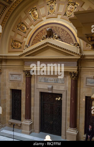 MADISON, WISCONSIN - 10. Mai 2014: Der Eingang zum Senat Zimmer in der Hauptstadt Gebäude in Madison, WI am 10. Mai 2014. Stockfoto