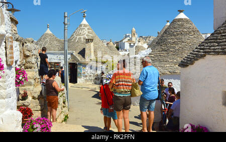 ALBEROBELLO, Italien - 31. JULI 2017: Panoramablick Banner mit Touristen in Alberobello, die berühmten Trulli in Apulien, Süditalien Stockfoto