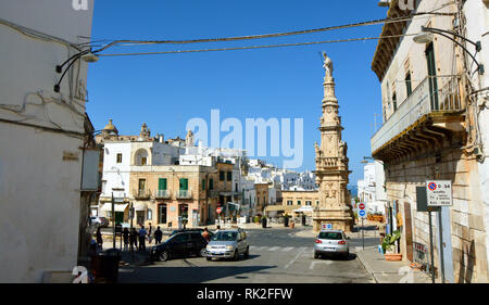 OSTUNI, Italien - 31. JULI 2017: Hauptplatz im Zentrum von Ostuni in Apulien, Süditalien Stockfoto