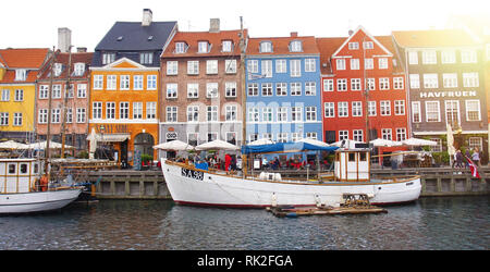 Kopenhagen, Dänemark, 31. MAI 2017: Panoramablick auf das Banner des Nyhavn Kanal. Nyhavn ist Wasser-, Kanal- und Unterhaltungsviertel in Kopenhagen, Denmar