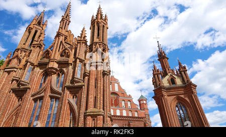 Schönen Himmel mit weißen Wolken an der St. Anna Kirche in der Altstadt von Vilnius, Litauen Stockfoto