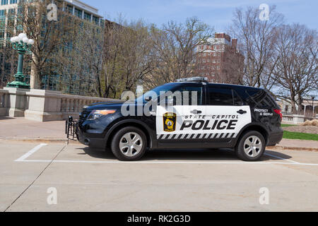 MADISON, WISCONSIN - 10. Mai 2014: Eine schwarze und weiße Wisconsin State Capitol Polizei Fahrzeug am Kapitol Gebäude in Madison, WI geparkt am 10. Mai Stockfoto