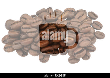 Tasse Kaffee mit Kaffeebohnen gegen einen hellen Hintergrund der Kaffeebohnen Stockfoto