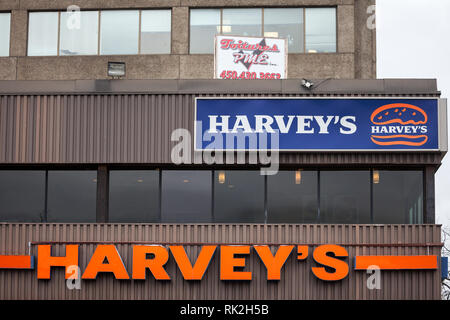 MONTREAL, KANADA - 9 November, 2018: Harvey's Logo, vor einer ihrer fast food in Montreal. Harvey's ist eine kanadische Marke von Fast Food Restaurant Stockfoto