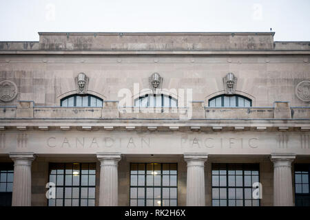 MONTREAL, KANADA - 9 November, 2018: Canadian Pacific Railway Zeichen auf ihren ehemaligen Bahnhof Gare Park Avenue Jean Talon Bahnhof. Canadia Stockfoto