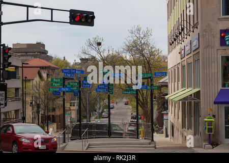 MADISON, WISCONSIN - Mai 10, 2014: ein bürgersteig Kunst Anzeige der Schilder mit lustigen Sprüchen in Capital Square in Madison, WI am 10. Mai 2014. Stockfoto