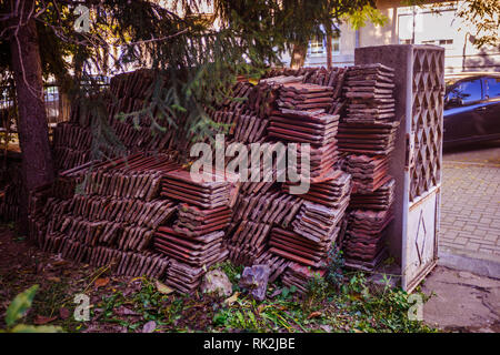Stapel von Baumaterialien vor der alten Gebäude. Stockfoto
