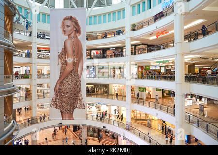 KUALA LUMPUR, Malaysia - 09. MAI 2016: Innerhalb des Suria KLCC. Suria KLCC Shopping Mall befindet sich im Stadtzentrum von Kuala Lumpur entfernt. Es ist Stockfoto