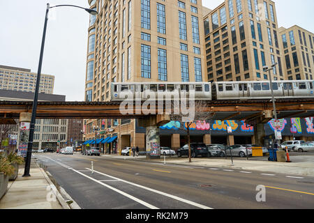 CHICAGO, IL - ca. März 2016: Straßen von Chicago am Tag. Chicago, umgangssprachlich als "Windy City", ist die dritte bevölkerungsreichste Stadt in Th Stockfoto